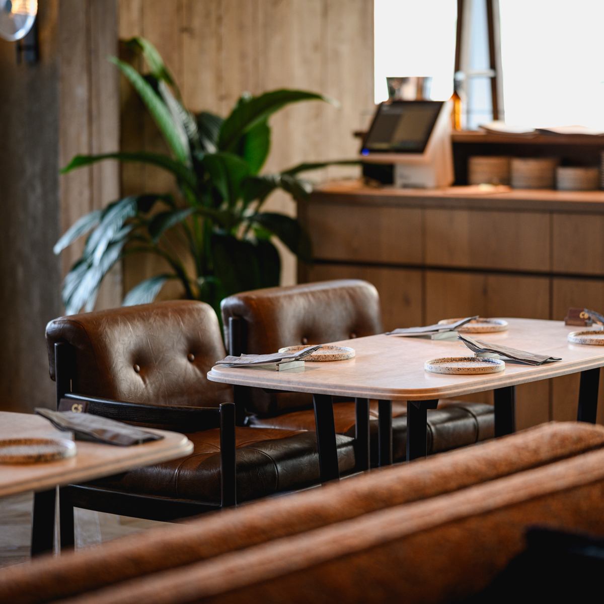 木目調の家具やシックな色をベーシックに、お洒落で上質な空間◎