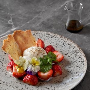 ブッラータチーズと苺　チーズのサイフォン