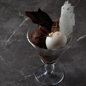 チョコレートとカルダモンのパフェ