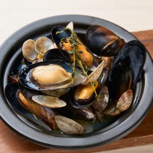 24,あさりとムール貝の白ワイン蒸し