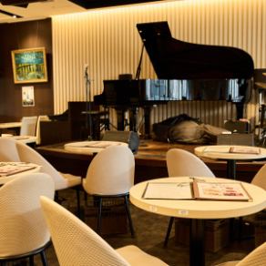 These seats allow you to enjoy live music by musicians when live performances are held.Enjoy a relaxing time in comfortable seats.