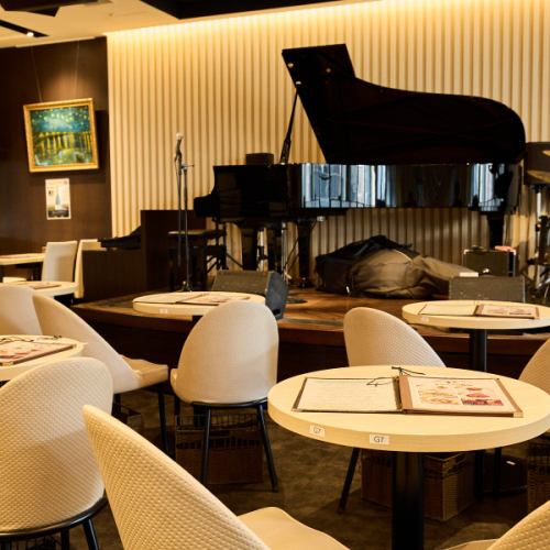 These seats allow you to enjoy live music by musicians when live performances are held.Enjoy a relaxing time in comfortable seats.