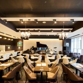 This is a table seat located in the middle of the store.It can be used by small groups, and by using multiple seats, it can also accommodate large groups.Please feel free to use it for banquets and other events.