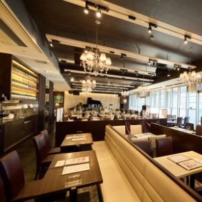 There are also sofa seats where children can relax comfortably.The seats are arranged in a long row, making it ideal for families.