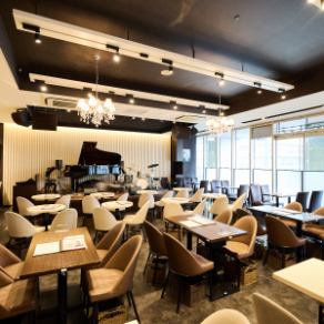 This is a table seat in the center of the store that can accommodate 3-4 people.This is a convenient seating area that can be used for a variety of occasions, such as gatherings with friends, family, or colleagues.