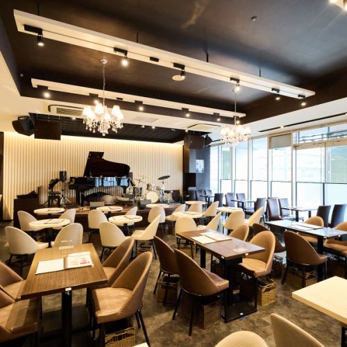 This is a table seat in the center of the store that can accommodate 3-4 people.This is a convenient seating area that can be used for a variety of occasions, such as gatherings with friends, family, or colleagues.