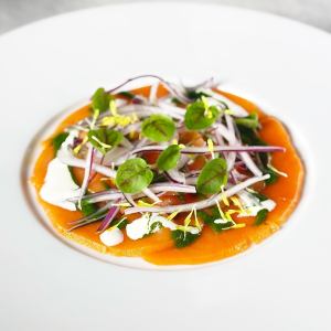 サーモンマリネ　軽い燻製の香り