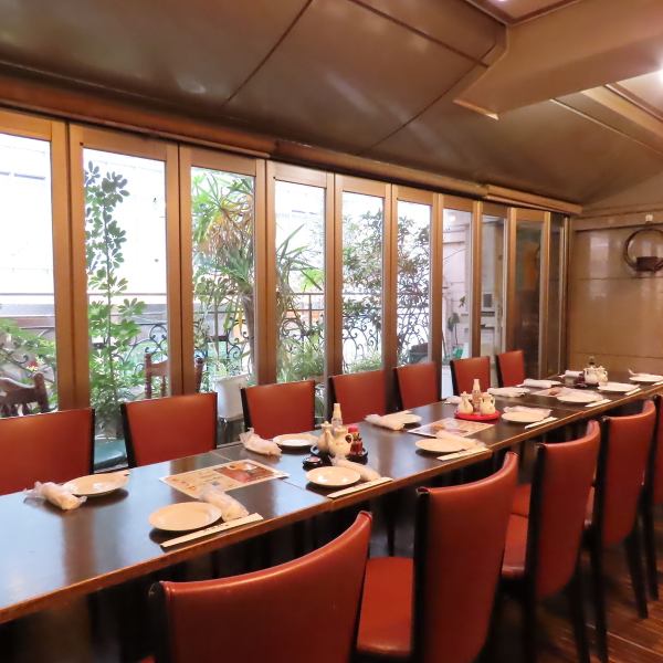 大きな窓から光が差し込む開放的な店内は、少人数から大人数まで幅広いシーンに対応可能です◎各種ご宴会や団体でのご利用人数にあわせて、テーブルを自在に組み合わせることが出来ます♪会社宴会や同窓会、打ち上げなど、大人数での集まりを検討中の幹事様は、ぜひお気軽にご相談ください。