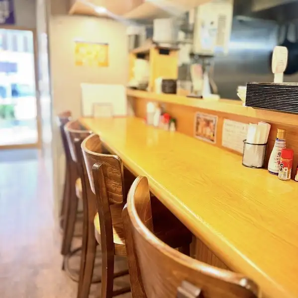 【お一人様でもふらっと立ち寄れるカウンター席】店内には4席のカウンター席をご用意しております。会話を楽しんだり、ご自身のペースでお酒やお料理を味わったりと、思い思いの時間をお過ごしいただけます。お仕事帰りのサク飲みや、2軒目利用にもぜひお気軽にお立ち寄りください。
