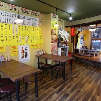 There are two tables that seat six people.It can accommodate up to 12 people, making it the perfect place for a company or party with friends.You can enjoy drinking, eating and having a great time.