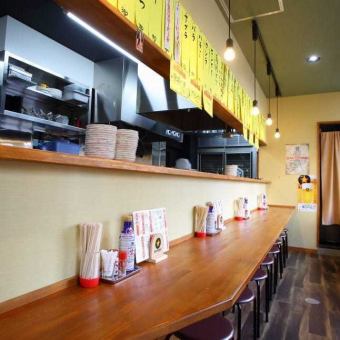 Our shop is just a few minutes walk from the station.If you're looking for a quick drink by yourself after work, we recommend the counter seats! We'll treat you to an excellent izakaya menu that goes well with alcohol. We have fresh sashimi, simmered dishes, grilled dishes, fried dishes, and more.
