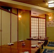 畳の温もりが心地よいお座敷席は、リラックスしてお食事を楽しみたい方におすすめです◎靴を脱いでゆったりと寛ぎながら、ご家族や親しいご友人と特別なひとときをお過ごしいただけます♪旬の味覚を、心行くまでご堪能ください。