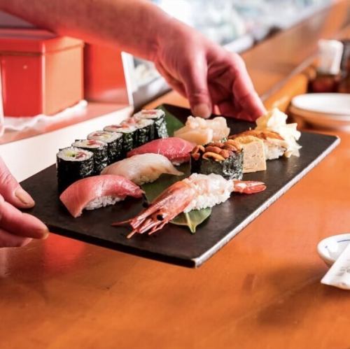 【旬の贅沢】三是寿司の真髄！職人の技が光る「おまかせにぎり」をご堪能♪