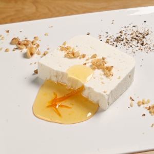 イタリア産ゴルゴンゾーラチーズのレアケーキ　～オレンジミエーレ添え～
