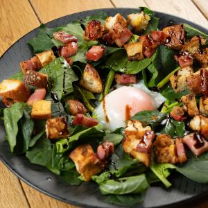 Bread and spinach salad