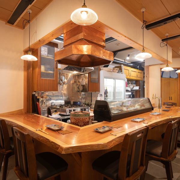 木の温もりを感じる落ち着いた店内は、心がすっと静まる和の空間。職人が丁寧に握る寿司の香りと、静かに流れる時間が心地よく、日常を忘れてゆったりと過ごせます。