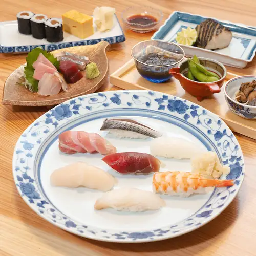 <p>和の趣を大切にした店内は、ほどよい照明と木目の柔らかさが調和した癒しの空間。席に座ると、どこかほっとする雰囲気に包まれ、食事の時間が特別なひとときへと変わります。</p>