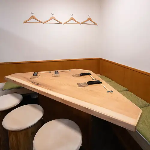 木の温もりに包まれる落ち着いた半個室は、最大8名様までご利用可能です。テーブルを囲み、プライベート感を保ちながらゆったりとお過ごしいただけます。ご家族でのお食事や大切なご宴席に最適です。ぜひご利用ください。