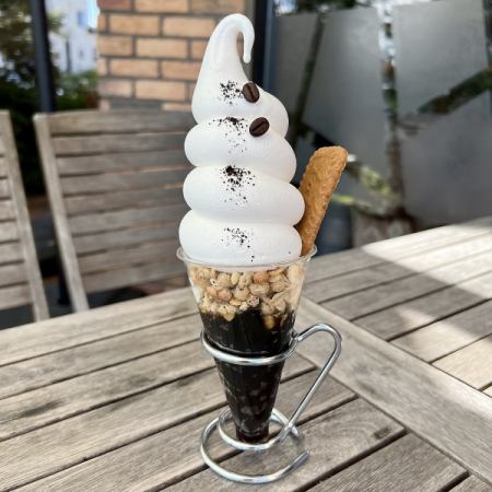 コーヒーゼリーのソフトクリームパフェ