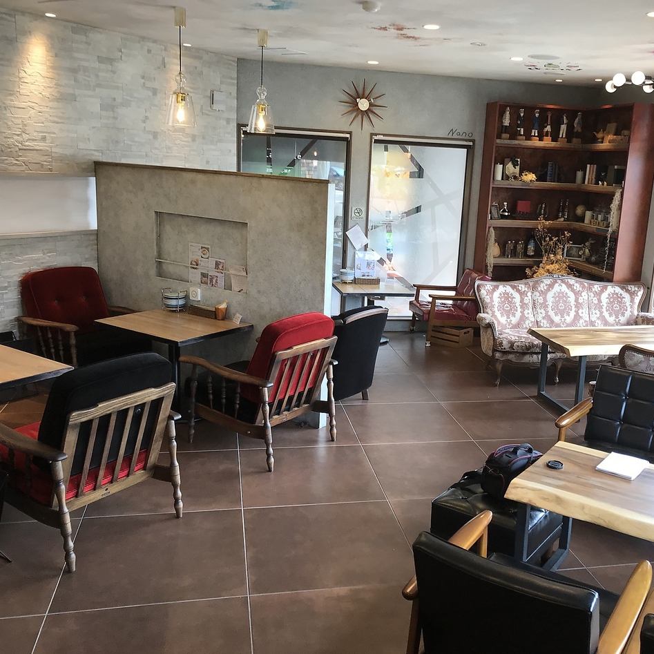 全席ソファーの店内はデートにもおすすめ♪