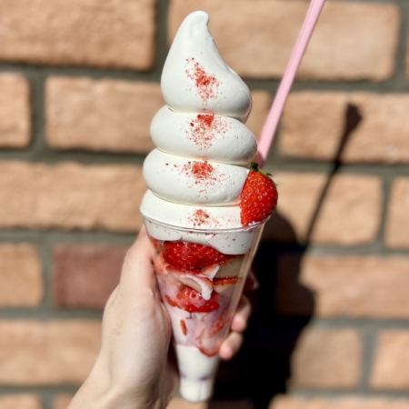 【季節限定】採れたてどっさり苺のソフトクリームパフェ