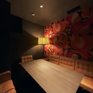 “五感で楽しむ”肉バル。