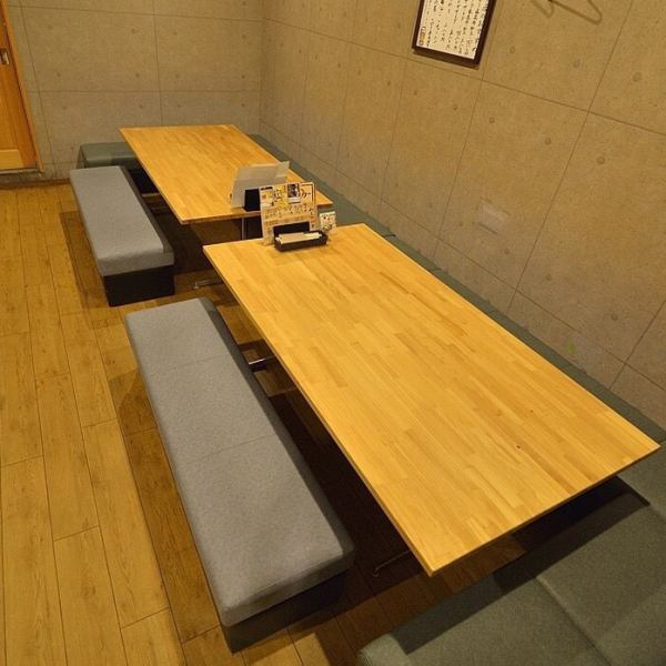 In the interior right side of the shop, we have installed two bench seat seats for 9 people.Up to 18 people can join the desk OK ☆ Seat is comfortable like a sofa, as well as at home atmosphere, is also the best for company banquets and second party, girls' association & mama party ♪