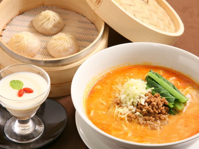 Hot lunch with classic dandan noodles ♪ Xiaolongbao set is the most popular !!