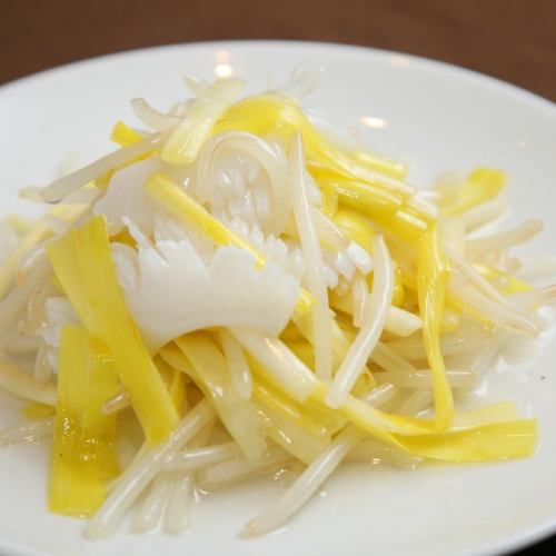 Lightly stir-fried Mongo squid, yellow chives and bean sprouts