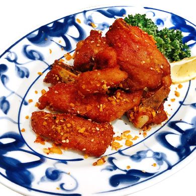 <<Our Specialty>> Fried Spareribs with Garlic