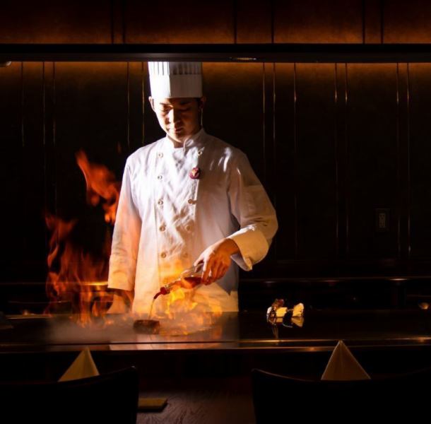 【デート・記念日に最高の鉄板焼きを】鉄板焼きの醍醐味を味わえるカウンターが魅力。厳選された素材が調理されていく様は、更なる食欲を掻き立てること間違いありません。シェフの手さばきを眺めながらグラス片手に、次の一皿への期待がどんどん高まることでしょう。大人のデート、記念日・誕生日にもオススメのお席です。