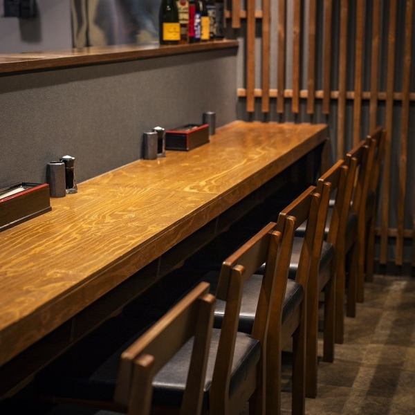 少人数やお一人様にも心地よい雰囲気を提供しています♪カウンターメインの席は落ち着いた木目調で統一され、居心地の良さを感じられる空間◎隣席との距離も程よく、気軽に立ち寄れるのが魅力。おしゃべりを楽しむ方も静かにひとり時間を過ごす方にもおすすめです★