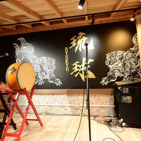 広々とした店内です。沖縄民謡ライブや沖縄料理を楽しめるアットホームな雰囲気で、沖縄の素敵な思い出を作ることができます♪友人や家族とリラックスしながら楽しい時間を過ごすのに最適な場所となっております◎