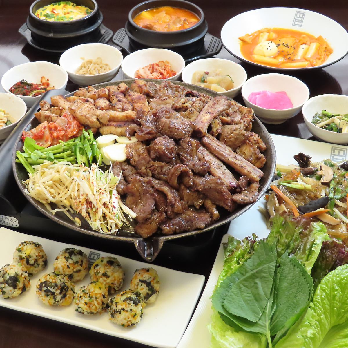 從JR山手線新大久保站步行3分鐘即可抵達。我們推薦黑豬肉五花肉和其他創意韓式料理。