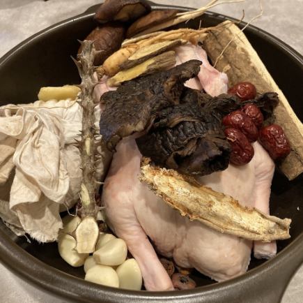 橄榄(鸭肉)配木耳 8,000日元(含税)