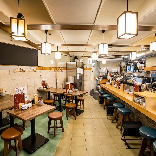 【懐かしさと温かみが共存する活気ある空間】店内は賑やかで、どこか親しみを感じるレトロな雰囲気が漂っています。1階にはカジュアルなカウンター席とテーブル席があり、2階はキッチンを囲むダイナミックなカウンターが魅力です。目の前で繰り広げられる料理の仕上げ楽しみながら、楽しいひとときをお過ごしください。