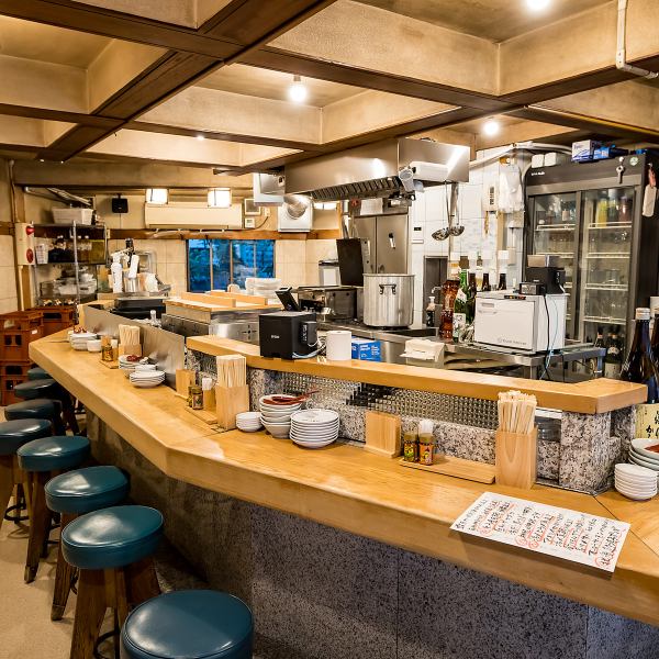 【昔ながらのザ・居酒屋】東梅田駅から徒歩5分でアクセス抜群！外観は提灯が灯る、昔ながらの「ザ・居酒屋」の雰囲気◎仕事終わりや観光の食事としてふらっとお立ち寄りください！店内は調理の様子を間近で楽しめる臨場感あふれるカウンター席と、ゆったりとくつろげるテーブル席をご用意しております。