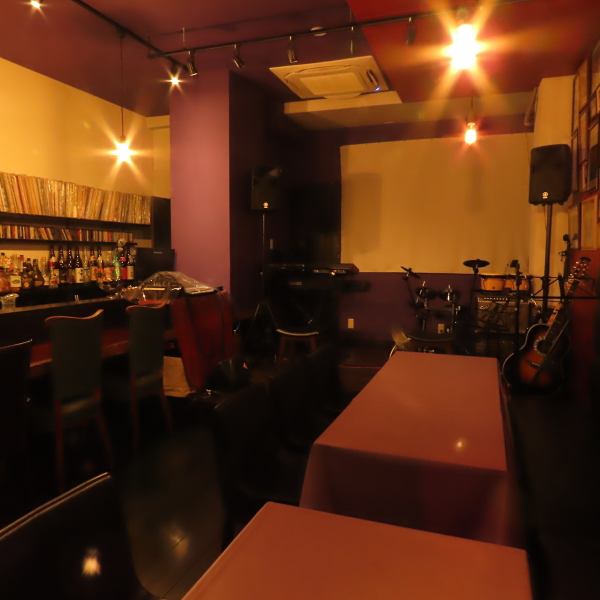 カウンター席は落ち着いたバーの雰囲気があり、キッチンの様子が見えない分、大人の隠れ家的な特別感を楽しめます。おひとり様はもちろん、カップルで静かにグラスを傾けるシーンにもおすすめ。バーカウンターならではの程よい距離感で、時間を忘れてリラックスできる空間です。