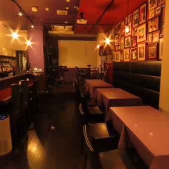 ーブル席は数人での食事に適したバランスで配置され、ゆったりと過ごせるのが魅力です。おまかせコースを楽しみながら、ワインや日本酒とのペアリングを堪能するのもおすすめ。