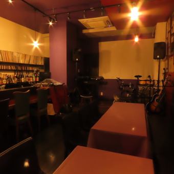 バーカウンターはスタッフとの距離も近く、会話を楽しみたい方にぴったり。料理やお酒のおすすめを直接聞きながら、気軽に注文できるのも魅力です。