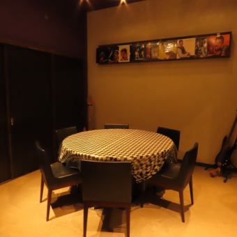 個室は3～7名まで利用可能で、大きなテーブルを囲みながら落ち着いて食事を楽しめます。周囲を気にせず過ごせるため、デートや少人数の会食、親しい仲間との集まりに最適です。