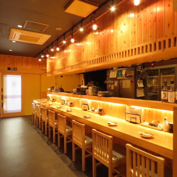 カウンター席は12席ご用意しており、目の前で職人が炭火で丁寧に焼く串焼きの様子をご覧いただけます。高級感もありながら、立ち寄りやすく親しみやすい雰囲気は、お一人様でも気軽にご利用いただけるお席となっております。ふらっと一杯飲みたい日やじっくりと料理と向き合いたい日におすすめです。