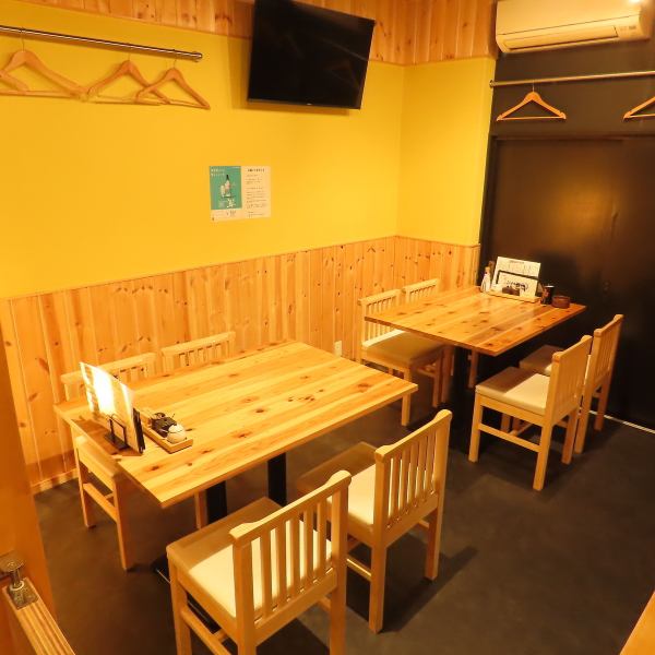 テーブル席は4名様席が2卓ございます。気の置けないご友人との飲み会や、会社帰りのちょっとした飲み会などグループでのご利用に最適です。ゆったりとお過ごしいただけるお席でコースをはじめとした串焼や、自慢の鶏刺し、鶏おでん、充実の逸品料理などをお好みに合わせてご注文ください！