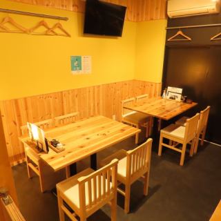 4名テーブルが2台あります。