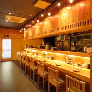 お一人様でも来店しやすくカウンター１２席あります。