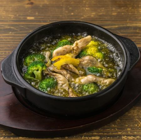 Yuzu-flavored ajillo with chicken seseri and broccoli