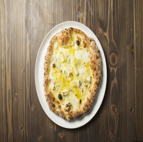Perfect with wine! Quattro pizza with 4 types of cheese served with honey