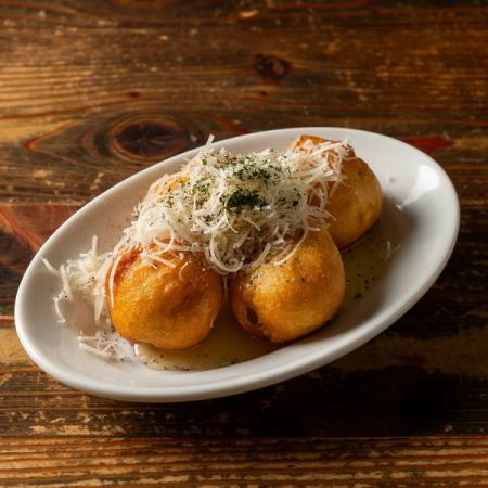 サツマイモとゴルゴンゾーラのあげいも蜂蜜がけ