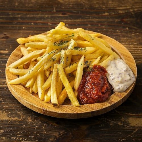 フライドポテト エゾ鹿ミートソースと粒マスタードマヨ