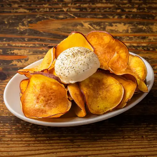Sweet potato chips and Gorgonzola sauce